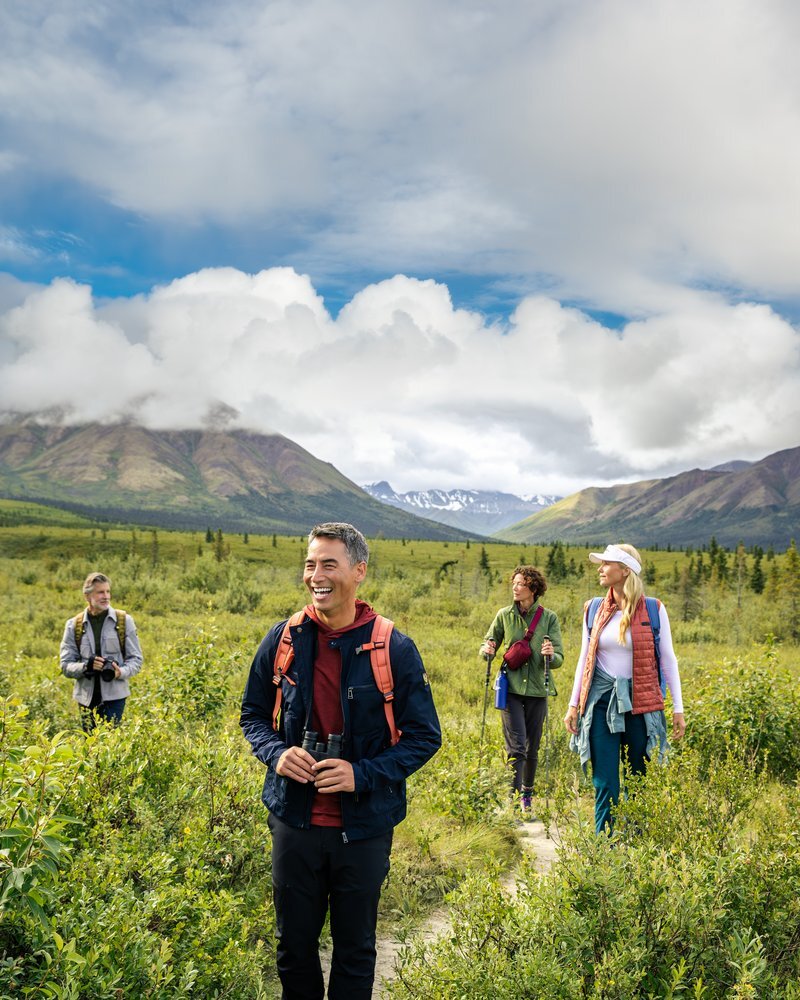 10_BODY_group_hike