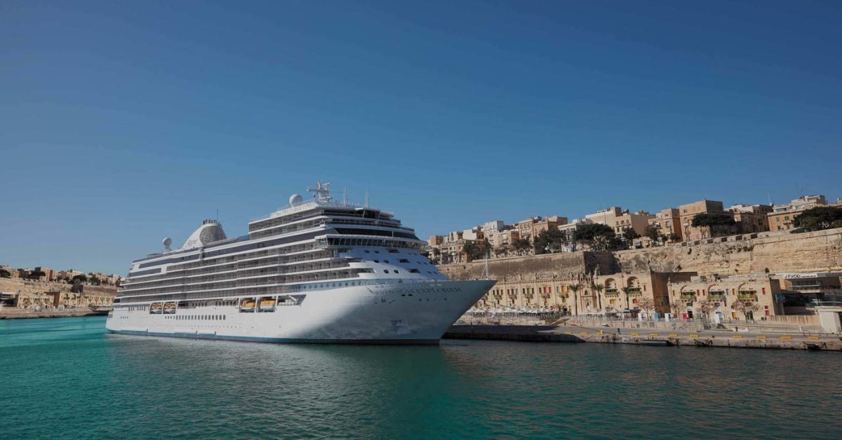 Ocean Liner vs. Expedition Vessel: Which Fits Your Travel Style?