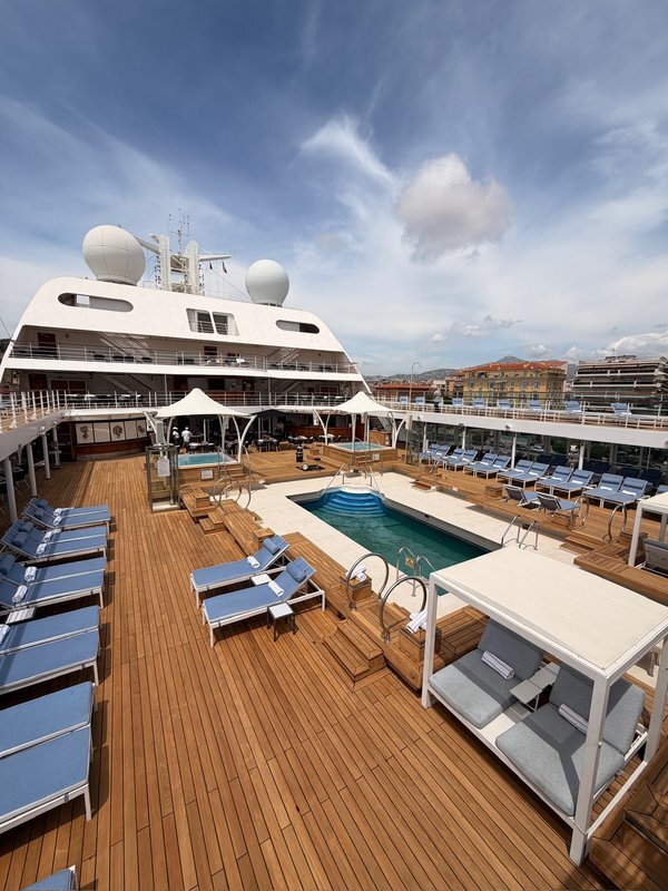 Seabourn_Quest_2026_-_Pool_deck_600x800