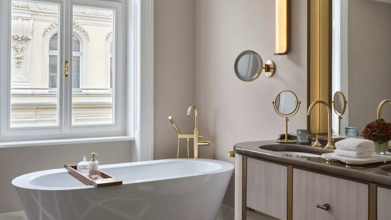rwvie_accommodation_premierroom_2_updated-WIDE-MEDIUM-4-3